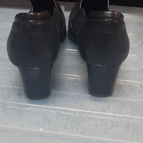 2 for $15 Naturalizer chunky heel black shoes - Picture 3 of 5